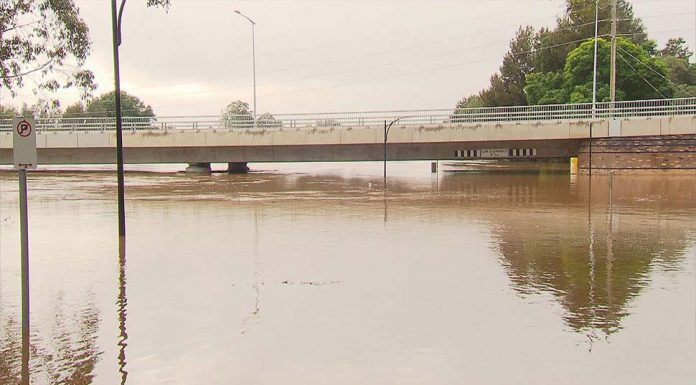 홍수가 마침내 최고조, 여전히 피난 지시는 내려지고 Floodwaters have peaked at the Hawkesbury River near the Windsor Bridge. (9News)
