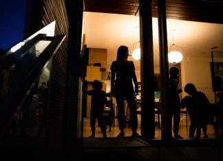 가정에서 감염되면 7일 자가격리 제재 해제 Health officials in NSW and Victoria are reluctant to scrap household contact isolation rules, despite politicians pushing for the change.CREDITJANIE BARRETT