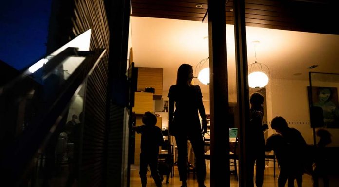 가정에서 감염되면 7일 자가격리 제재 해제 Health officials in NSW and Victoria are reluctant to scrap household contact isolation rules, despite politicians pushing for the change.CREDITJANIE BARRETT