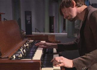 상징적인 키보드를 보존하려는 시드니 박물관의 사명 Music lovers can head to the exhibition to enjoy the history of keyboards. (9News)