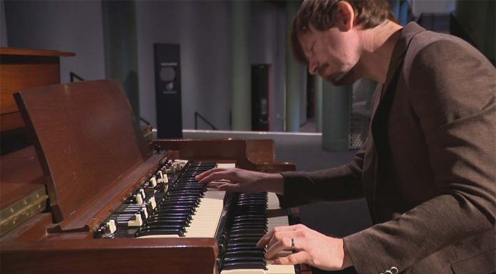 상징적인 키보드를 보존하려는 시드니 박물관의 사명 Music lovers can head to the exhibition to enjoy the history of keyboards. (9News)