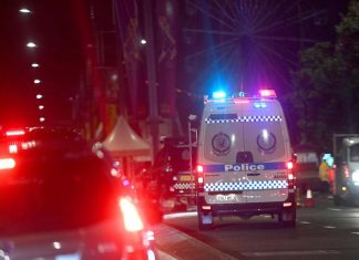 시드니 이스터쇼 17세 청소년 사망, 당일 티켓 환불 처리 Police arrived on the scene at the Sydney Easter Show where two teenage boys were stabbed last night. Picture Jeremy Piper
