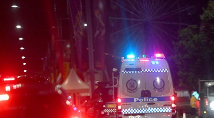 시드니 이스터쇼 17세 청소년 사망, 당일 티켓 환불 처리 Police arrived on the scene at the Sydney Easter Show where two teenage boys were stabbed last night. Picture Jeremy Piper