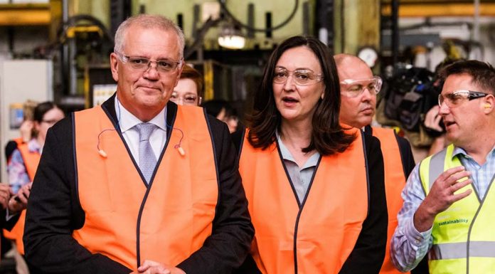 47대 호주 연방총선 21일 실시 Prime Minister Scott Morrison campaigning alongside Liberal candidate Maria Kovacic. CREDITJAMES BRICKWOOD