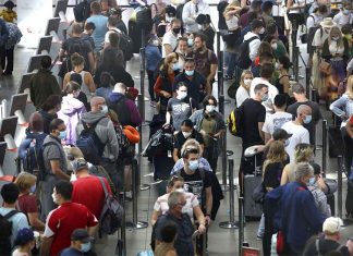 부활절 혼란을 앞둔 시드니와 멜버른 공항의 긴 지연 Queues at Sydney Airport today as school holidays kicks off in NSW. (James Alcock)