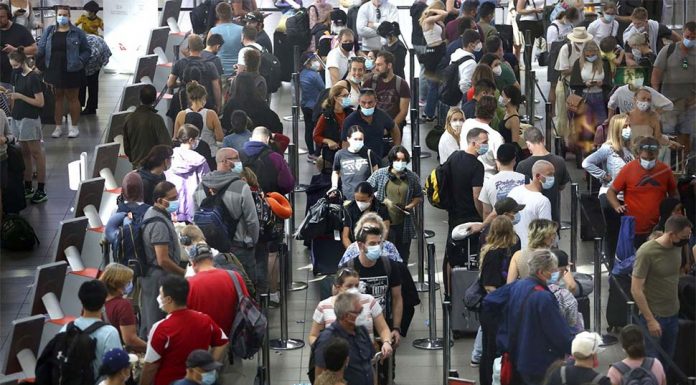 부활절 혼란을 앞둔 시드니와 멜버른 공항의 긴 지연 Queues at Sydney Airport today as school holidays kicks off in NSW. (James Alcock)