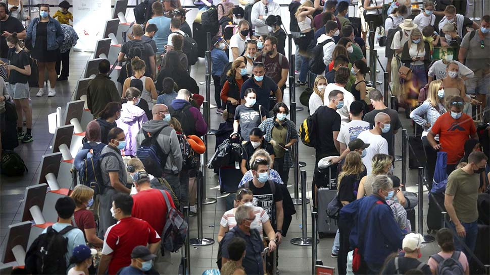 Queues at Sydney Airport today as school holidays kicks off in NSW. (James Alcock)