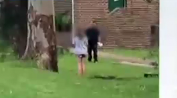 대낮 시드니 공원에서 어린이들에게 20달러 줄테니 따라오라 한 남성 The man approached one child, asking them for $20. Credit 7NEWS