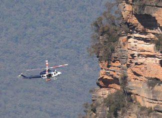 블루 마운틴 산사태서 가족을 구한 15세 소녀 Two people were killed and another two were critically injured following a landslide in the Blue Mountains. Picture John Grainger