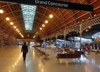 NSW 대중교통에서 이틀간 100명 이상 체포 A 74-year-old woman was allegedly hit in the face with a phone at Central Station in Sydney on Friday. (AP)
