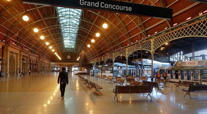 NSW 대중교통에서 이틀간 100명 이상 체포 A 74-year-old woman was allegedly hit in the face with a phone at Central Station in Sydney on Friday. (AP)