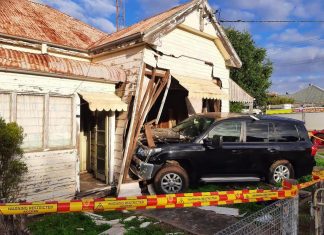 사륜구동차 집과 충돌로 자다가 죽은 남자 A car ploughed into a house in the Hunter town of Largs on Sunday May 1 2022. The elderly occupant of the house died on Monday May 2 in hospital. Picture FRNSW