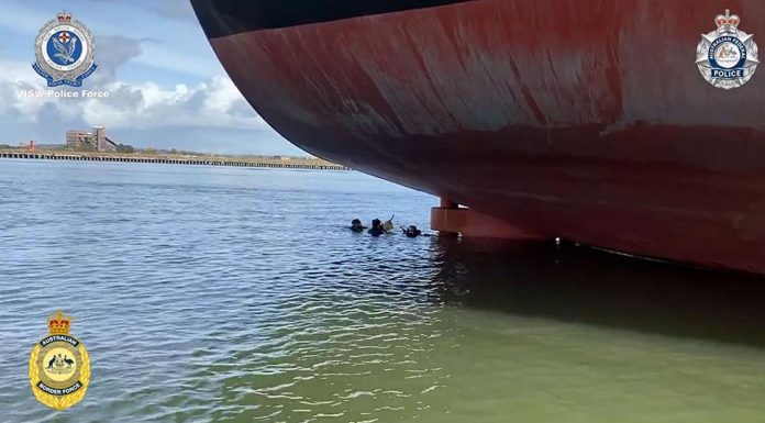 뉴캐슬에서 코카인 2천만 달러 가량과 사망한 다이버 발견 A dead scuba diver found near more than 50kg of cocaine has been identified as a foreign national. (NSW Police)