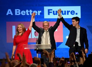 9년만에 노동당 집권 현직 재무상 낙선 고배 Anthony Albanese celebrates with his partner Jodie Haydon and son Nathan Albanese after after winning the 2022 Federal Election Source AAP BIANCA DE MARCHIAAPIMAGE