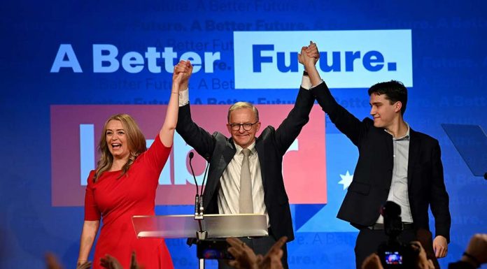 9년만에 노동당 집권 현직 재무상 낙선 고배 Anthony Albanese celebrates with his partner Jodie Haydon and son Nathan Albanese after after winning the 2022 Federal Election Source AAP BIANCA DE MARCHIAAPIMAGE