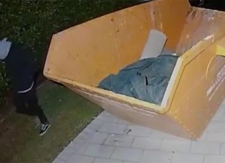 NSW 지역 강도 가중 사건 발생 CCTV footage shows two men suspected of assaulting a man inside his home after breaking and entering in Tamworth NSW. (NSW Police)