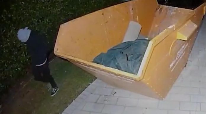 NSW 지역 강도 가중 사건 발생 CCTV footage shows two men suspected of assaulting a man inside his home after breaking and entering in Tamworth NSW. (NSW Police)