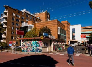 NSW 오미크론 파동, 의료진 부족, 구급차 과부하 Concord Repatriation Hospital in Sydney’s inner west.CREDITJAMES BRICKWOOD