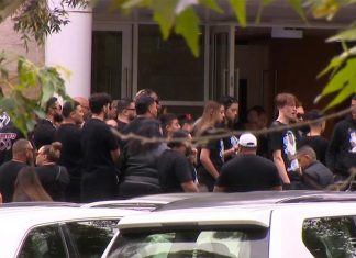 “우리는 당신이 잡힐 때까지 포기하지 않을 것입니다” 이스터쇼 살인범을 향한 절규 Dozens of mourners gathered at the Hillsong Church in Baulkam Hills for his funeral. (9News)