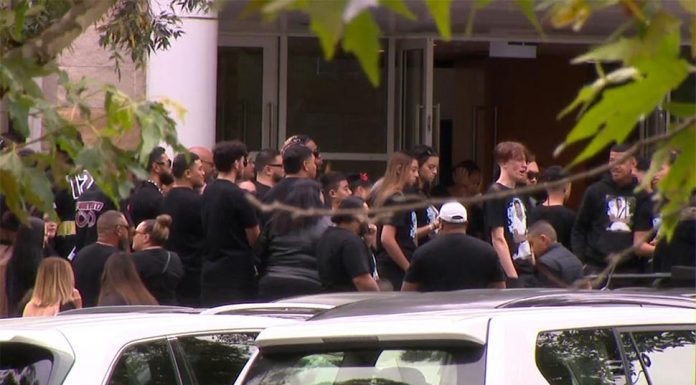 “우리는 당신이 잡힐 때까지 포기하지 않을 것입니다” 이스터쇼 살인범을 향한 절규 Dozens of mourners gathered at the Hillsong Church in Baulkam Hills for his funeral. (9News)