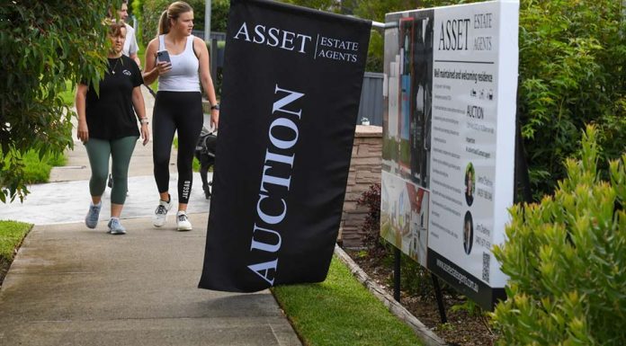 호주 중앙은행 기준금리 0.35%로 인상 Home value growth is already slowing in major cities.CREDITPETER RAE