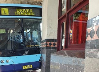 시드니 버스 운전사 트레이닝, 괜찮을까? Images posted of a bus’ collision by the Mortdale Hotel on Facebook attracted hundreds of comments with many chipping in helpful hints to the driver. Picture Facebook.
