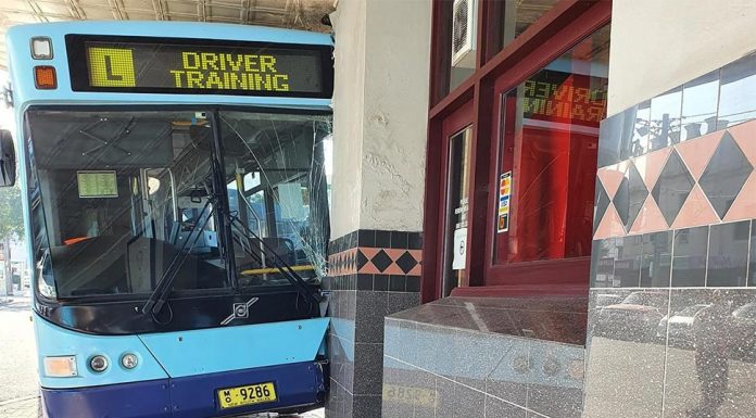 시드니 버스 운전사 트레이닝, 괜찮을까? Images posted of a bus’ collision by the Mortdale Hotel on Facebook attracted hundreds of comments with many chipping in helpful hints to the driver. Picture Facebook.