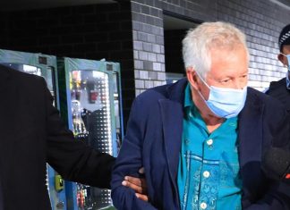 슈퍼요트 투어 운영자, 코카인 사망사건으로 송환 James Blake Blee was escorted through the Cairns domestic airport terminal by Queensland Police before he was extradited to New South Wales. Picture Brendan Radke