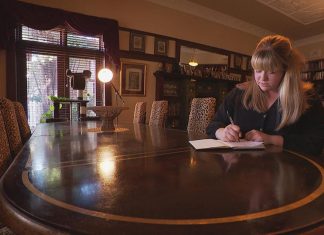 시드니의 엄마가 작곡한 노래. 엘리자베스 2세를 위한 공식곡이 되다 Kiely is a singer and songwriter with a passion for jazz. (9News)