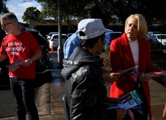 낙하산 공천 크리스티나 케넬리 낙선 Labor frontbencher Kristina Keneally campaigning in Cabramatta on election day.CREDITDEAN SEWELL