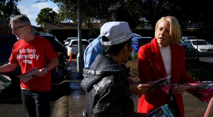 낙하산 공천 크리스티나 케넬리 낙선 Labor frontbencher Kristina Keneally campaigning in Cabramatta on election day.CREDITDEAN SEWELL