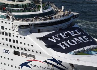 시드니 유람선 다시 항해 시작 P&O Cruises Australia's flagship Pacific Explorer enters Sydney Harbour displaying a banner emblazoned across her front on April 18. (Getty Images for P&O Cruises)