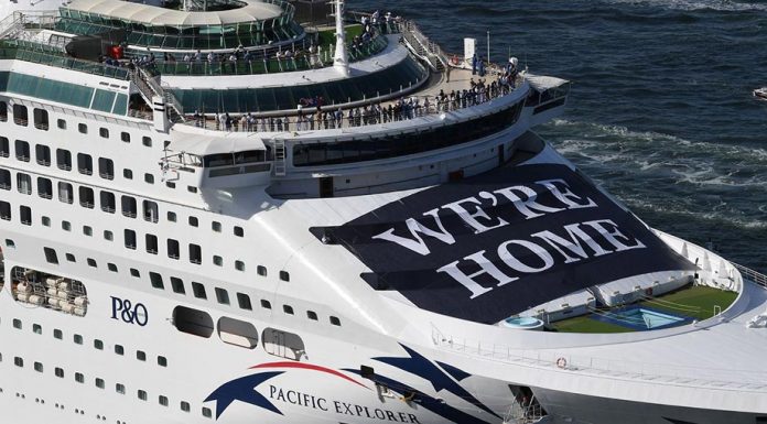 시드니 유람선 다시 항해 시작 P&O Cruises Australia's flagship Pacific Explorer enters Sydney Harbour displaying a banner emblazoned across her front on April 18. (Getty Images for P&O Cruises)