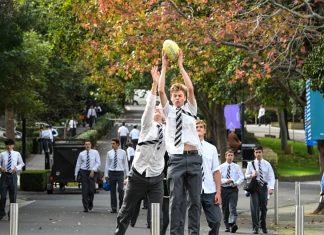 학생들의 휴대폰 사용을 금지한 학교 Students enjoy lunch without a mobile phone at Newington College. Teachers say mobile phone habits have intensified since lockdown.CREDITPETER RAE