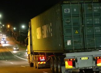 시드니 도로 통행료로 인해 피해가 커지는 동네 The hearing was told daily trucks passing through Bexley had increased from 600 in 2015, to nearly 2700. Picture Bill Hearne