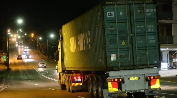 시드니 도로 통행료로 인해 피해가 커지는 동네 The hearing was told daily trucks passing through Bexley had increased from 600 in 2015, to nearly 2700. Picture Bill Hearne