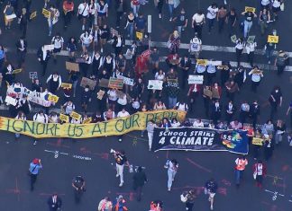 수천 명의 학생들 기후 위기 시위행진 Thousands of school students have descended on Sydney's CBD to march for climate action today. (9News)