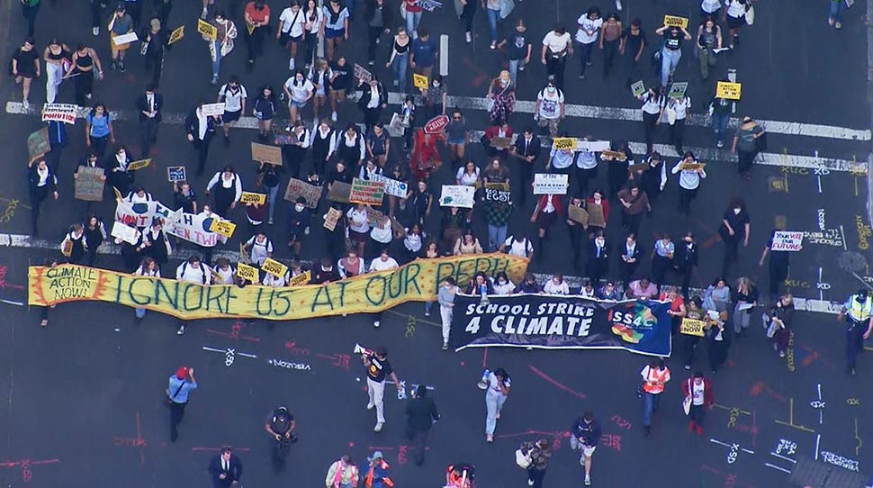Thousands of school students have descended on Sydney's CBD to march for climate action today. (9News)