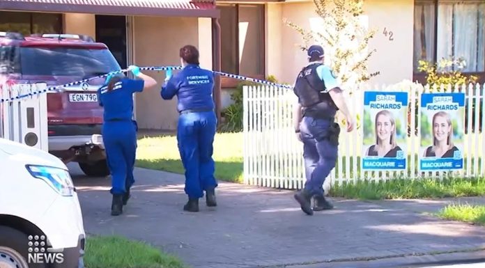 NSW 시장, 습격 당해 httpswww.9news.com.aunationalhawkesbury-mayor-stabbed-nsw-mayor-stabbed-after-group-of-men-storm-his-family-home6a24e1b6-e3ba-43fa-bec4-7a2a07cb0edb