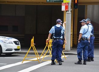 시드니 경찰관, 복지 점검 중 부상 입어
