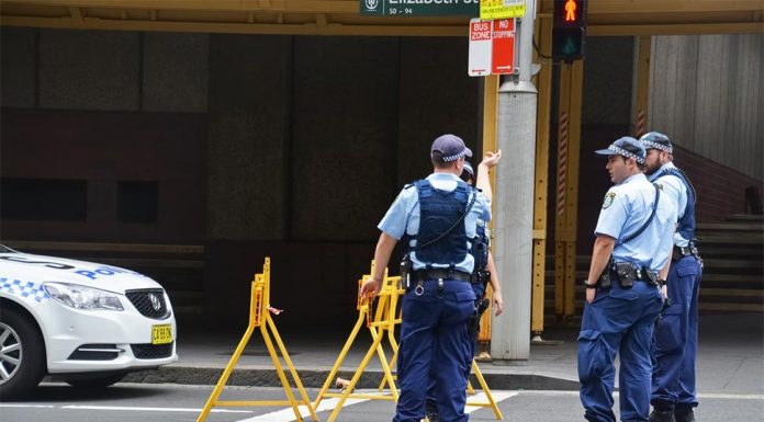 시드니 경찰관, 복지 점검 중 부상 입어