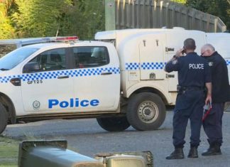 칼을 든 남성 경찰과 대치중 총상당해 A man has been shot by police after he allegedly lunged at them with a machete in Grafton, NSW. (9News)