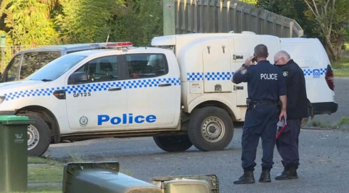 칼을 든 남성 경찰과 대치중 총상당해 A man has been shot by police after he allegedly lunged at them with a machete in Grafton, NSW. (9News)