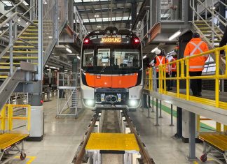 NSW 철도노조 완승 주 정부 줄 항복 A new intercity fleet train sits idle in a Central Coast maintenance facility amid a prolonged stand-off between rail unions and the NSW government.CREDITTOM RABE
