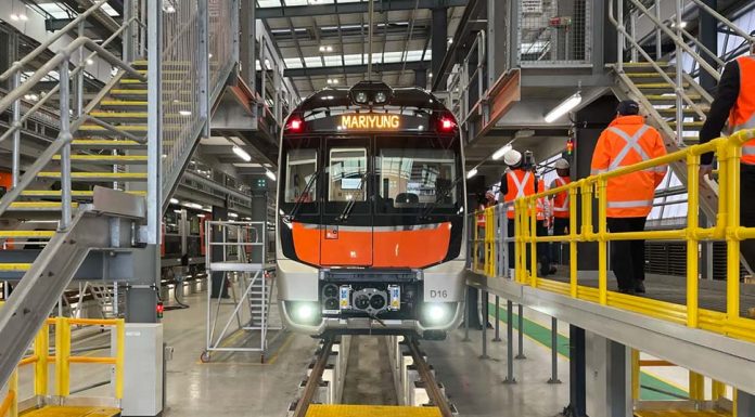 NSW 철도노조 완승 주 정부 줄 항복 A new intercity fleet train sits idle in a Central Coast maintenance facility amid a prolonged stand-off between rail unions and the NSW government.CREDITTOM RABE