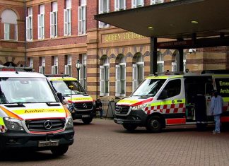 NSW, 긴급전화번호 000에 불필요한 호출들 Ambulances are receiving an influx of non-emergency calls. (9News)