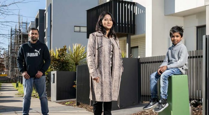 주택 인지세를 토지세 대체 내년 예산에 반영 Ashraf Alam and his wife Tasnuva Sumaiya, with their six-year-old son Leroy, are aspiring first home buyers who are struggling to find a townhouse in St Mary’s and Prospect for less than $650,000 in a bid to avoid paying stamp duty.CREDITLOUIE DOUVIS