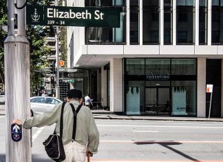 시드니에서 레지오넬라병 경보 Elizabeth Street in Sydney CBD. (Louise Kennerley)