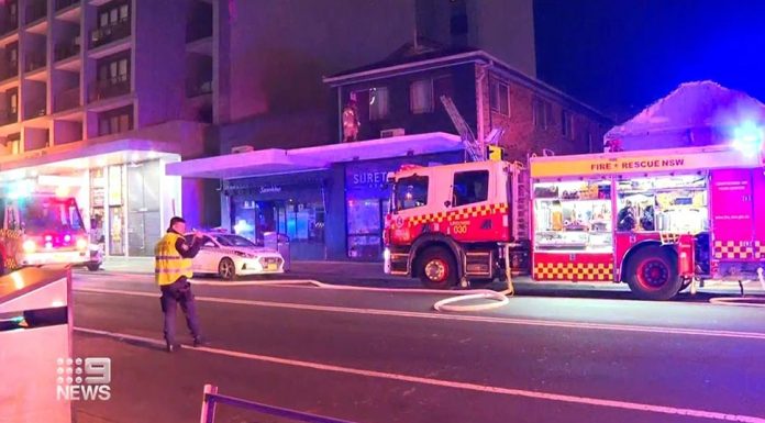 리드컴, 전기자전거 충전으로 인한 화재발생 Firefighters who heard screams had to force open the door of a locked room to rescue three teenagers from a burning apartment in Sydney. (Nine)