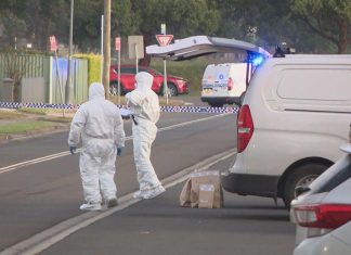 시드니 살인 혐의로 기소된 남자 Forensics examine the scene of the crime at Prairiewood. (9News)